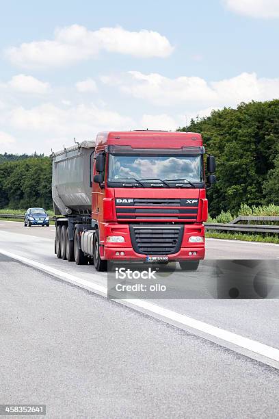 Autocarro Ribaltabile Sullautostrada - Fotografie stock e altre immagini di Adulto - Adulto, Ambientazione esterna, Asfalto