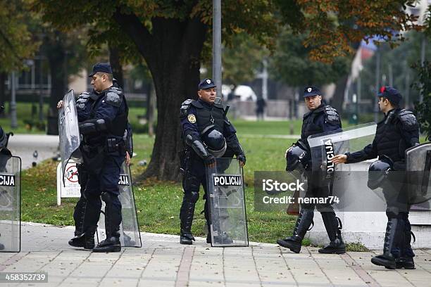 Polizei Und Stolz In Belgade Stockfoto und mehr Bilder von Aktivitäten und Sport - Aktivitäten und Sport, Anzünden, Aufstand