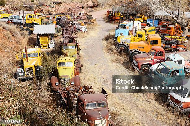 Skład Złomu Rustbucket Pojazdów Ciężarowych - zdjęcia stockowe i więcej obrazów 1940-1949 - 1940-1949, Antyczny, Chevrolet