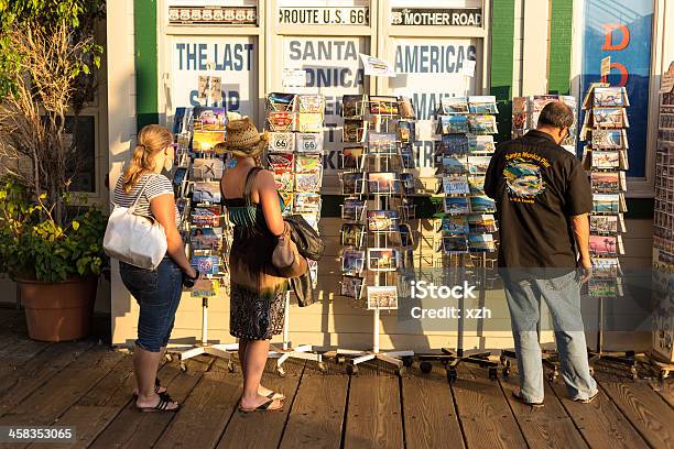 Personas Y Postales Foto de stock y más banco de imágenes de California del Sur - California del Sur, Ciudad, Color - Tipo de imagen