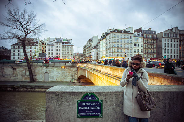 jovem mulher usando telefone celular em paris - smart phone iphone women mobile phone - fotografias e filmes do acervo