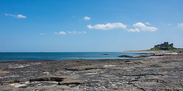 sunny バンバラ、ノー - castle bamburgh english culture old ストックフォトと画像