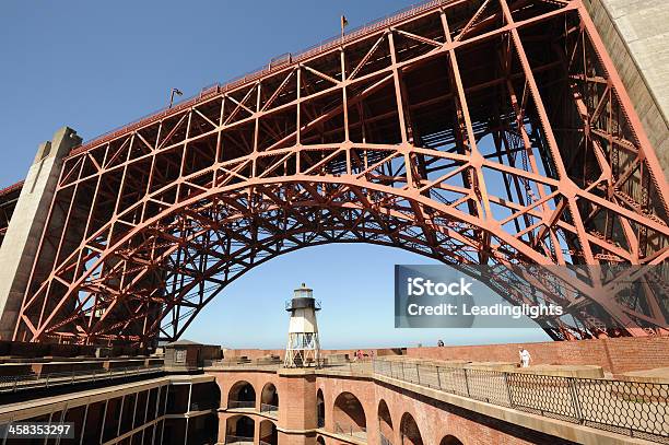 Puente Golden Gate Y Fort Point Foto de stock y más banco de imágenes de Arco - Característica arquitectónica - Arco - Característica arquitectónica, California, Columna arquitectónica