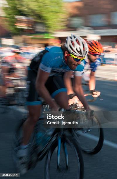 Foto de Ciclistas Profissionais E Um Desfoque De Espectadores e mais fotos de stock de Atividade