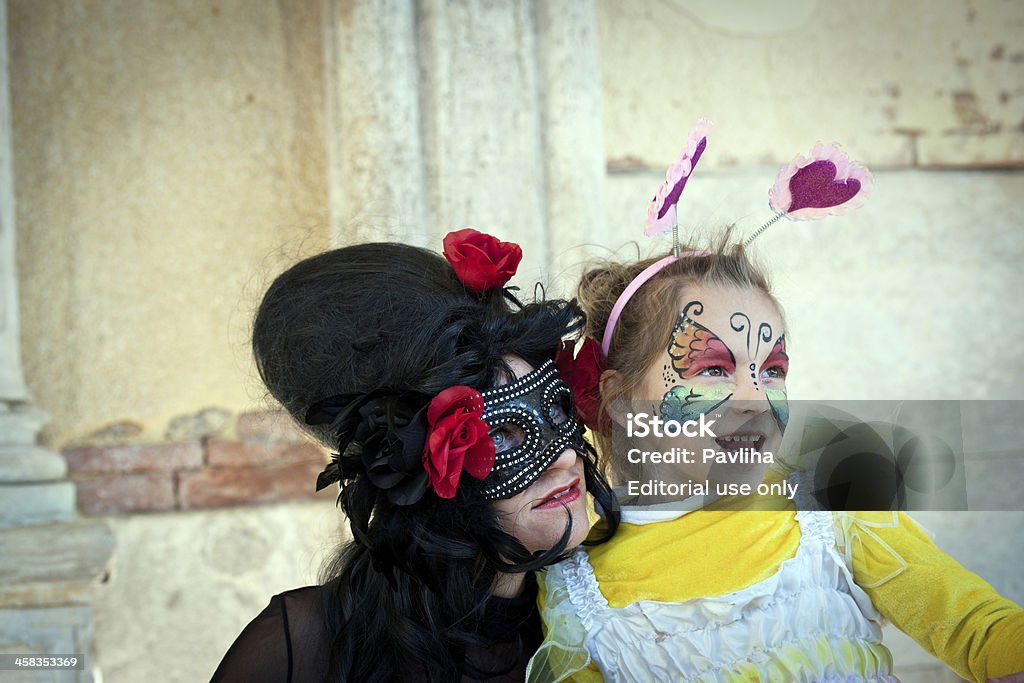 Frau und Kind Masken posieren 2013 Karneval in Venedig, Italien - Lizenzfrei Altertümlich Stock-Foto