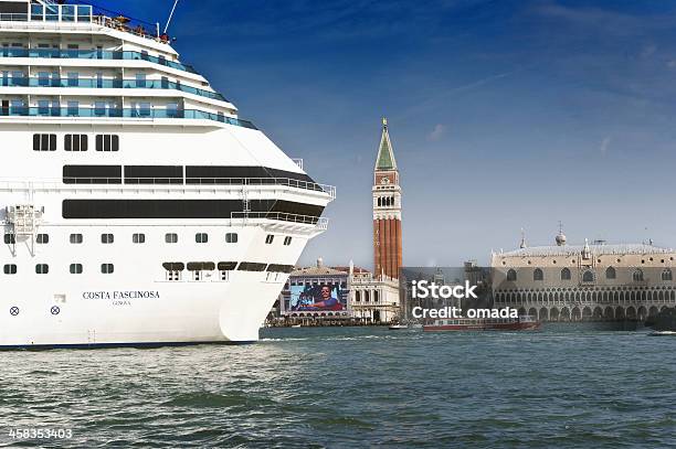 Photo libre de droit de Immense Navire De Croisière De Venise Italie banque d'images et plus d'images libres de droit de Navire de croisière - Navire de croisière, Croisière, Venise