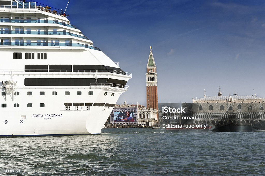 Enorme crociera nave a Venezia, Italia - Foto stock royalty-free di Nave da crociera