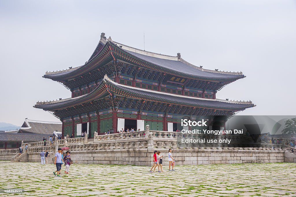 観光客の訪問 Geunjeongjeon ホールは、景福宮 - アジア大陸のロイヤリティフリーストックフォト