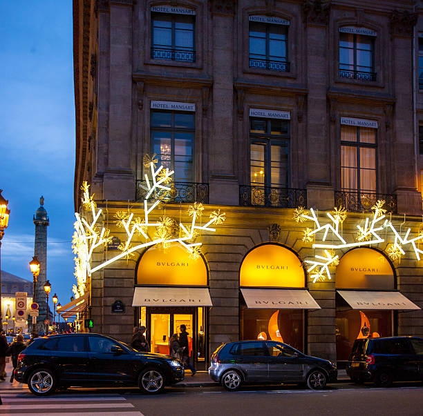 decoração de natal em bulgari conservar, praça vendome, paris - bulgari imagens e fotografias de stock