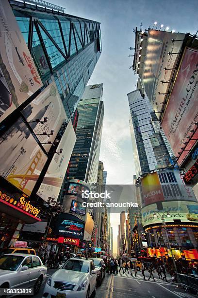 Photo libre de droit de Times Square À New York banque d'images et plus d'images libres de droit de Bâtiment vu de l'extérieur - Bâtiment vu de l'extérieur, Circulation routière, Crépuscule