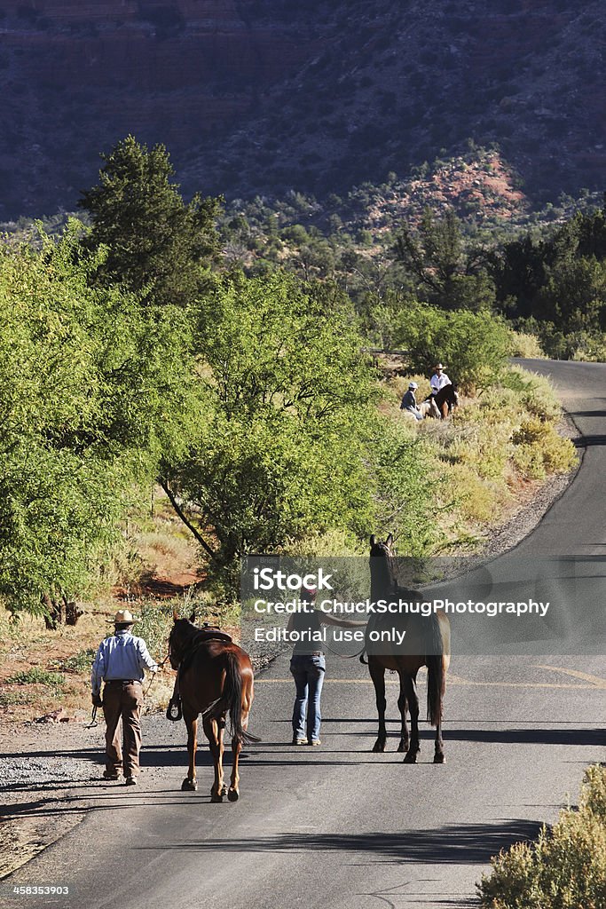 Coppia a cavallo cavallo Ranch - Foto stock royalty-free di Addestratore di animali