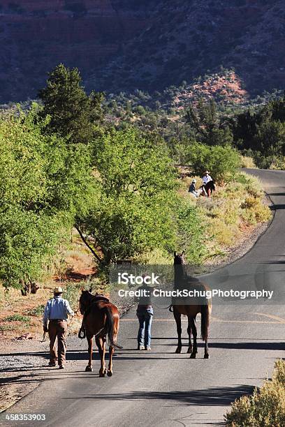 Coppia A Cavallo Cavallo Ranch - Fotografie stock e altre immagini di Addestratore di animali - Addestratore di animali, Ambientazione esterna, Andare a cavallo