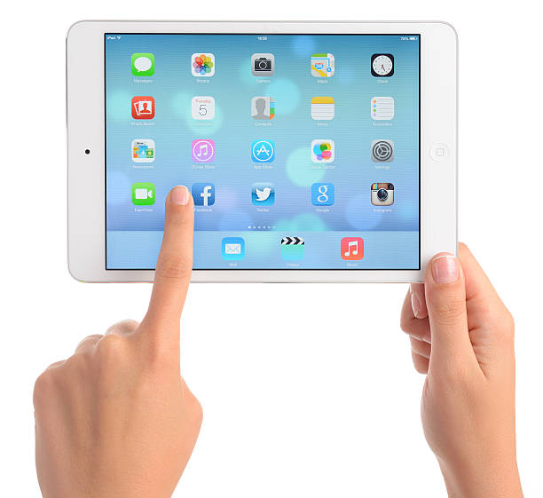 새로운 이오스 7 화면에서 apple ipad mini - computer network number 7 human hand digital tablet 뉴스 사진 이미지