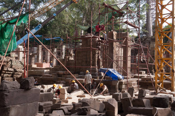 die wiederherstellung der tempel ta prohm.  angkor.  kambodscha - marcel siem stock-fotos und bilder