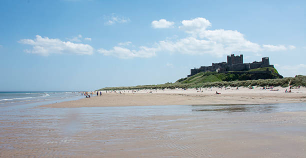 の太陽を楽しむ人々でバンバラ - castle bamburgh english culture old ストックフォトと画像