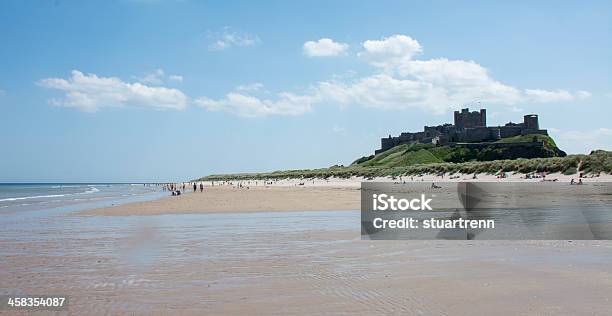 Ludzie Cieszyć Się Słońcem W Bamburgh - zdjęcia stockowe i więcej obrazów Anglia - Anglia, Aranżować, Architektura