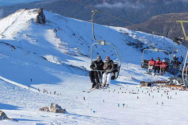 ligne de chaise lifter à la station de ski cerro catedral -patagonia - perfect day photos et images de collection