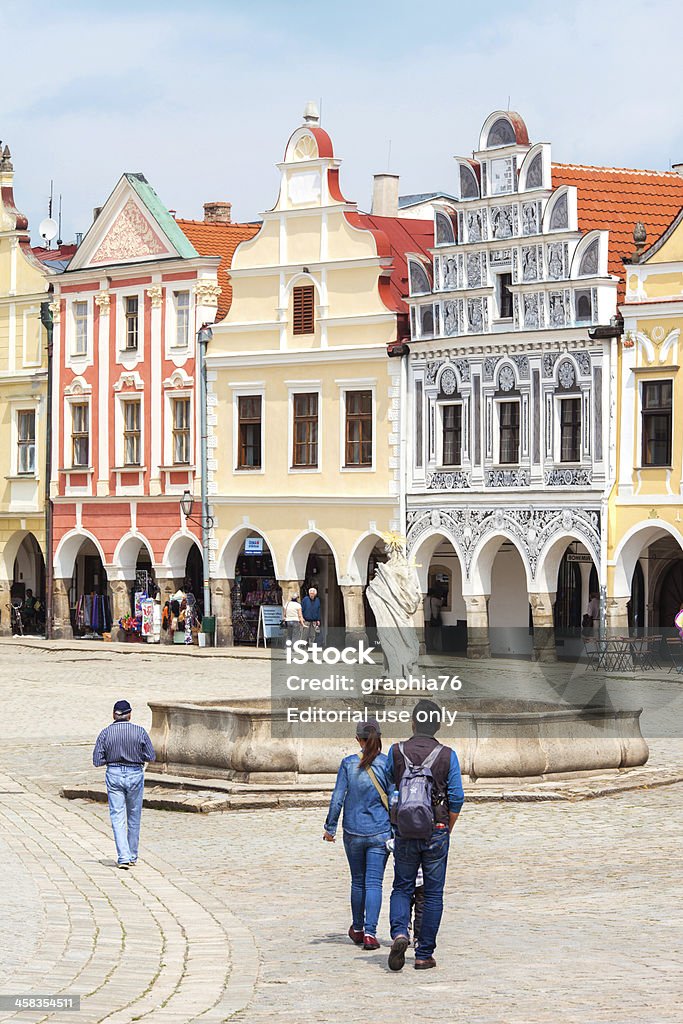 Touristes se promener sur main marget dans Telc city, en République tchèque. - Photo de Arcade libre de droits