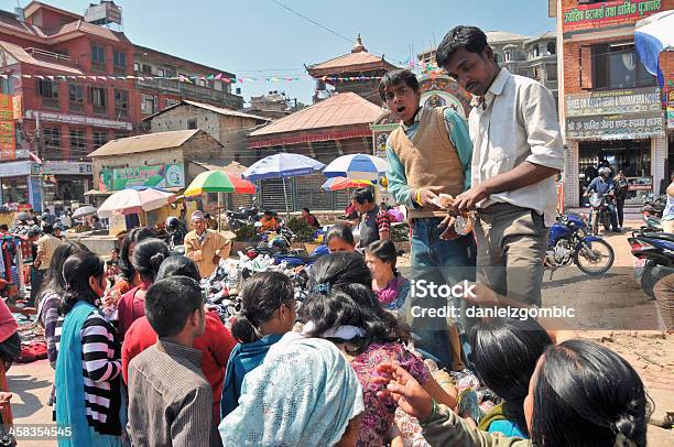 Vendita Di Bracciali In Nepal - Fotografie stock e altre immagini di Adulto - Adulto, Ambientazione esterna, Asia