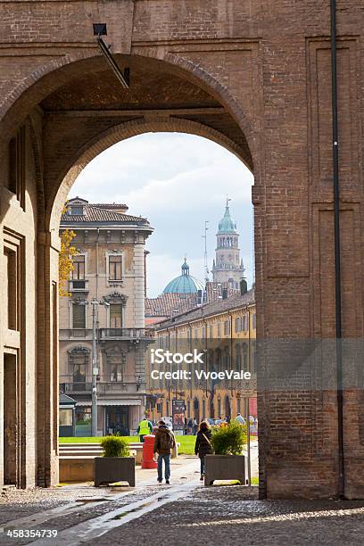 Widok Katedry Przez Łuk Piazza Della Pilotta Parma - zdjęcia stockowe i więcej obrazów Architektura