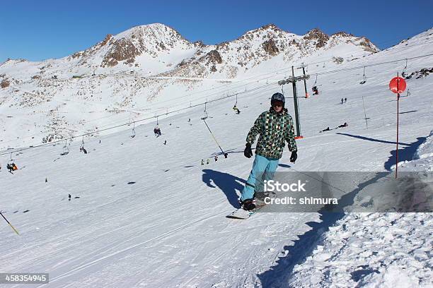 Photo libre de droit de Homme Pratique Du Snowboard À La Station De Ski Cerro Catedral banque d'images et plus d'images libres de droit de Bariloche