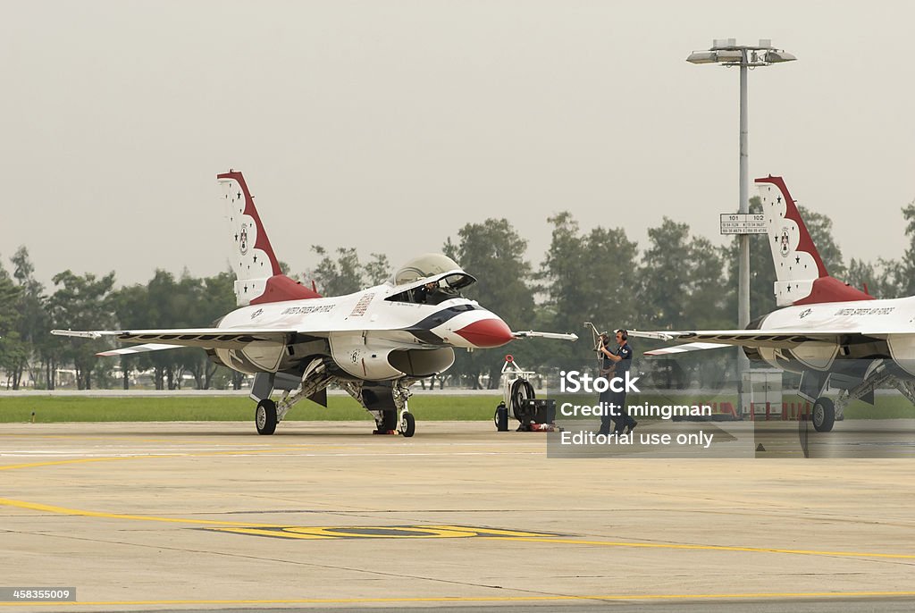 USAF Thunderbirds arrivare preparato per prendere il volo - Foto stock royalty-free di Accanto