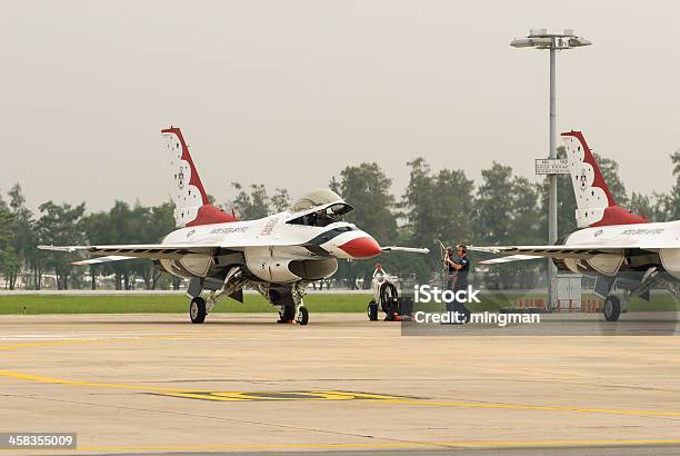 Usaf Thunderbirds Arrivare Preparato Per Prendere Il Volo - Fotografie stock e altre immagini di Accanto
