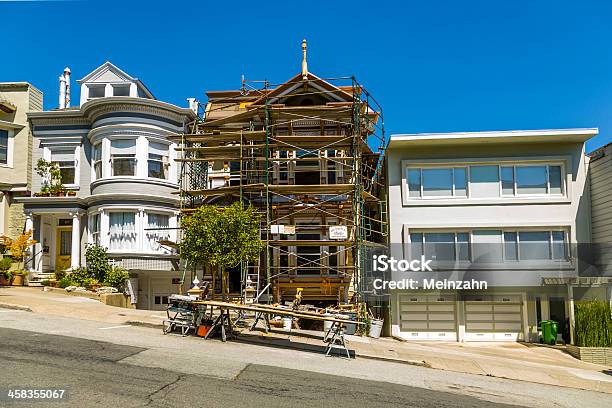 Foto de San Francisco Íngreme Street Com Casa Em Quadro e mais fotos de stock de Andaime - Andaime, Arquitetura, Casa