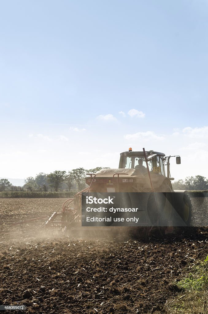 Cultivo, plantación de tractor extracción de una semilla de taladro - Foto de stock de Agricultura libre de derechos