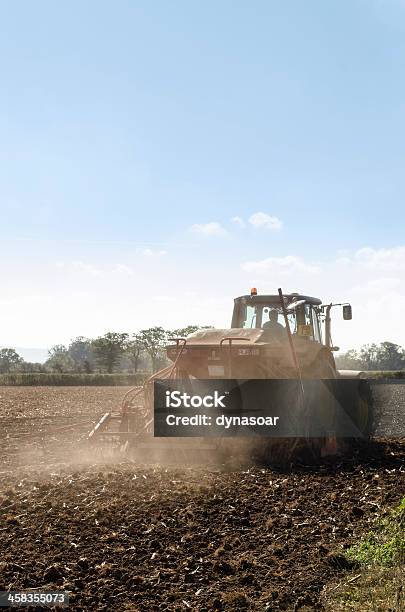 Cultivo Plantación De Tractor Extracción De Una Semilla De Taladro Foto de stock y más banco de imágenes de Agricultura