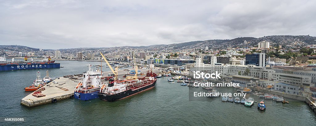 Panorama del porto e vista sulla città, Valparaiso, Cile - Foto stock royalty-free di Ambientazione esterna