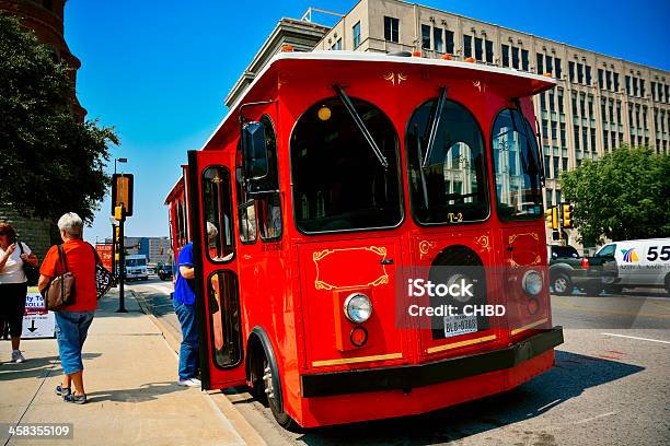 Trolley In Dallas - Fotografie stock e altre immagini di Ambientazione esterna - Ambientazione esterna, Centro della città, Città