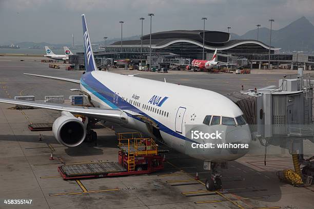 Os Nippon Airways Boeing 767300 - Fotografias de stock e mais imagens de Aeroporto - Aeroporto, Aeroporto Internacional de Hong Kong, All Nippon Airways