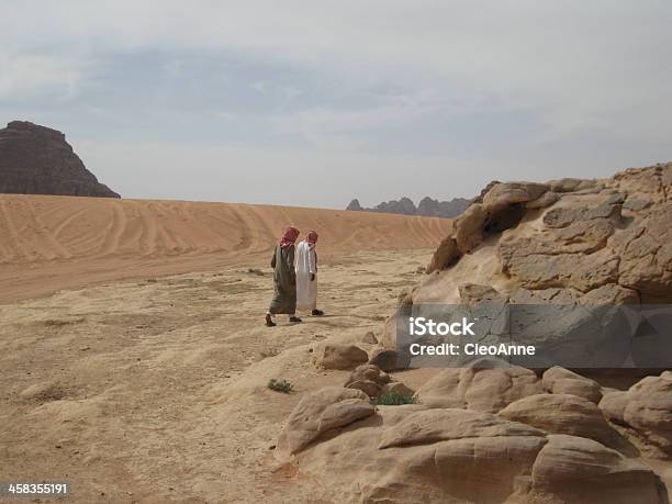 Photo libre de droit de Bédouin Hommes De Wadi Rum Jordanie banque d'images et plus d'images libres de droit de Jordanie - Moyen-Orient - Jordanie - Moyen-Orient, Adulte, Asie de l'Ouest