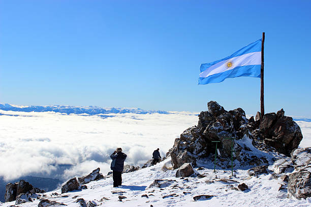 grand drapeau de l'argentine et les touristes sur la cordillère des andes de patagonie - perfect day photos et images de collection