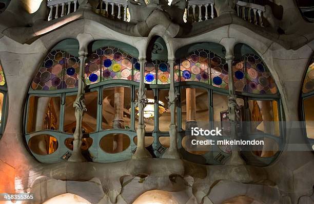 Photo libre de droit de Casa Batilo Fenêtre De Nuit banque d'images et plus d'images libres de droit de Antonio Gaudi - Antonio Gaudi, Vitrail, Architecture