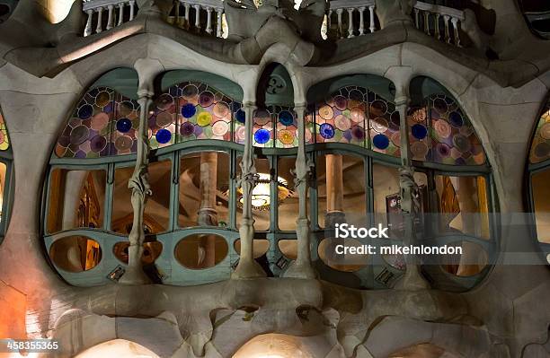 Casa Batlló Finestra Di Notte - Fotografie stock e altre immagini di Antoni Gaudí - Antoni Gaudí, Vetro istoriato, Architettura