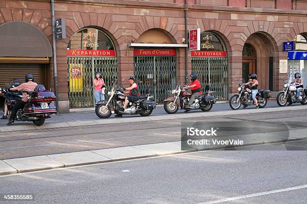 Ciclistas Introduzir No Hotel Garagem - Fotografias de stock e mais imagens de 40-44 anos - 40-44 anos, 40-49 Anos, 45-49 anos