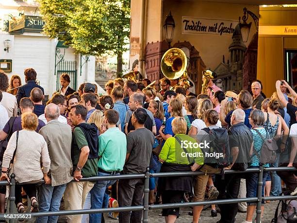 Feta Da Música De Paris Prenzlauer Berg Berlim Alemanha - Fotografias de stock e mais imagens de Alemanha