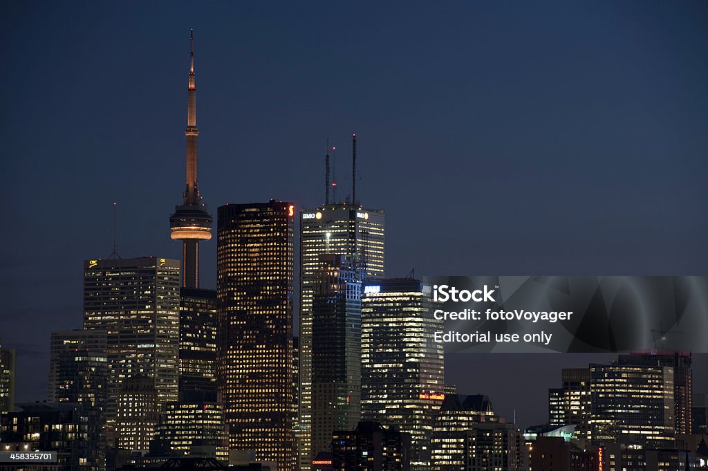 neon lights der Innenstadt von Toronto, dem CN Tower beleuchteten Stadt Wolkenkratzer, Kanada - Lizenzfrei Abenddämmerung Stock-Foto