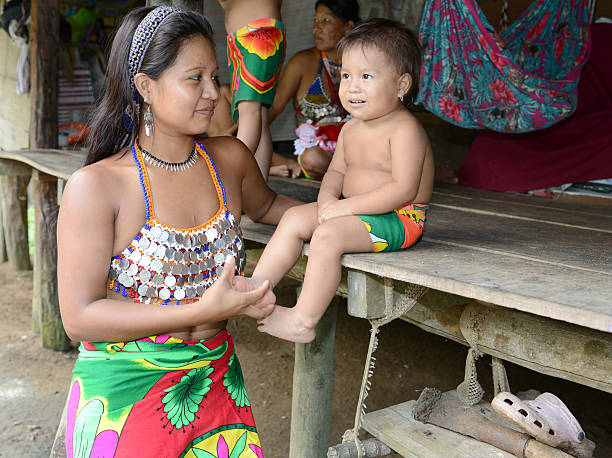 엠베라 구슬눈꼬리 및 어린이 - panama embera indian native american indigenous culture 뉴스 사진 이미지