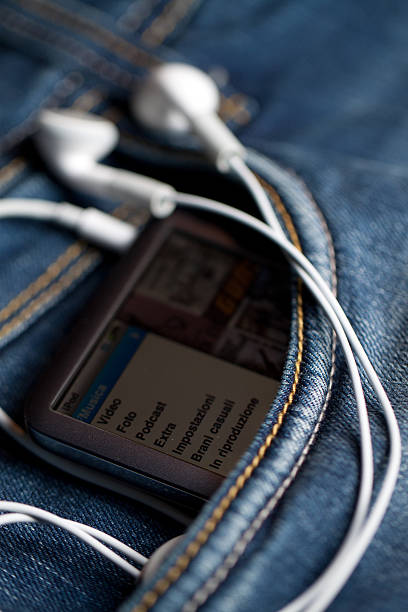 apple ipod clássico em um jeans bolso - ipod imagens e fotografias de stock