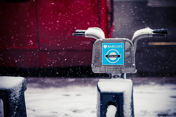 Barclay's bike in the snow, London London, United Kingdom - January 20, 2013: Barclays bike on the streets of London during the winter of 2013 with snow falling and a bus passing in the background boris bus stock pictures, royalty-free photos & images