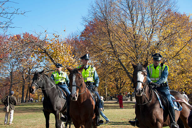 polizia con rowds alla parata di red sox campionati - boston red sox foto e immagini stock