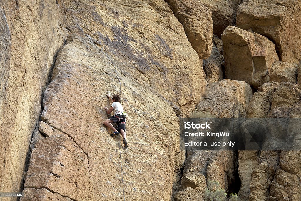Uomo rockclimbing - Foto stock royalty-free di Adulto
