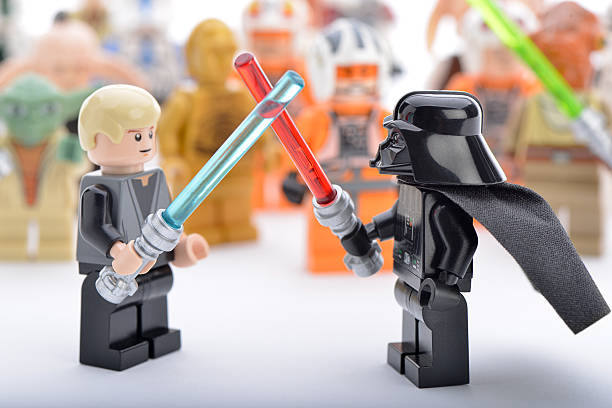 Lego Darth Vader Vs Luke Skywalker Lucha De Espadas Foto stock y más banco de imágenes de La Guerra de las Galaxias - Obra - iStock