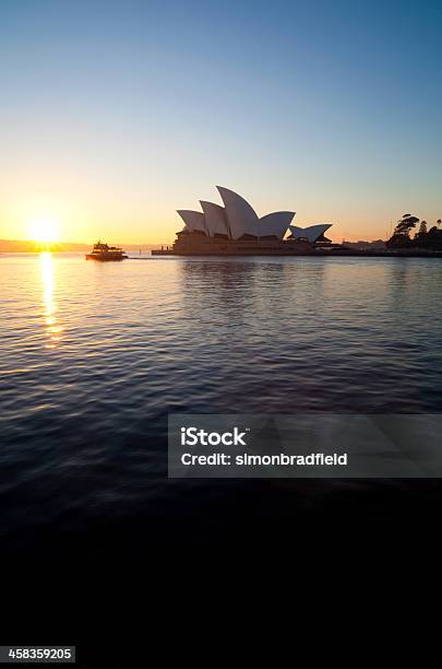 Prom I Sydney Opera House W Dawn - zdjęcia stockowe i więcej obrazów Architektura - Architektura, Australia, Bez ludzi