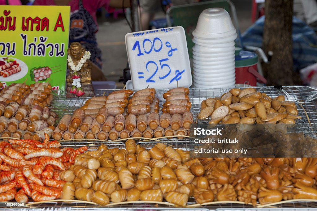 Différentes sortes de saucisses en vente sur le marché de Bangkok. - Photo de Aliment libre de droits