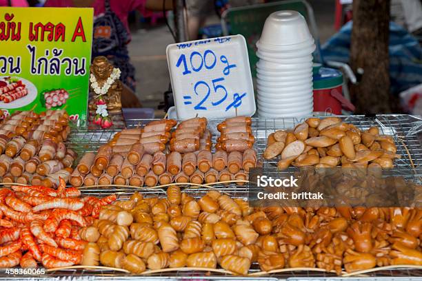 Diversi Tipi Di Salsiccia Per La Vendita Al Mercato Di Bangkok - Fotografie stock e altre immagini di Asia