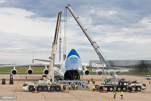 Foto de Antonov Um 225 Mriya Embarque De Carga e mais fotos de stock de Carregamento - Atividade - Carregamento - Atividade, Contêiner de carga, Download